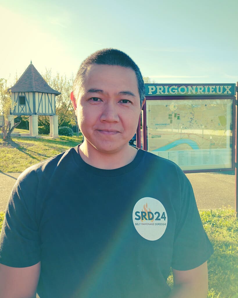 Sayeen, ramoneur et fondateur de SRD24, devant le pigeonnier suspendu restauré de Prigonrieux en Dordogne.